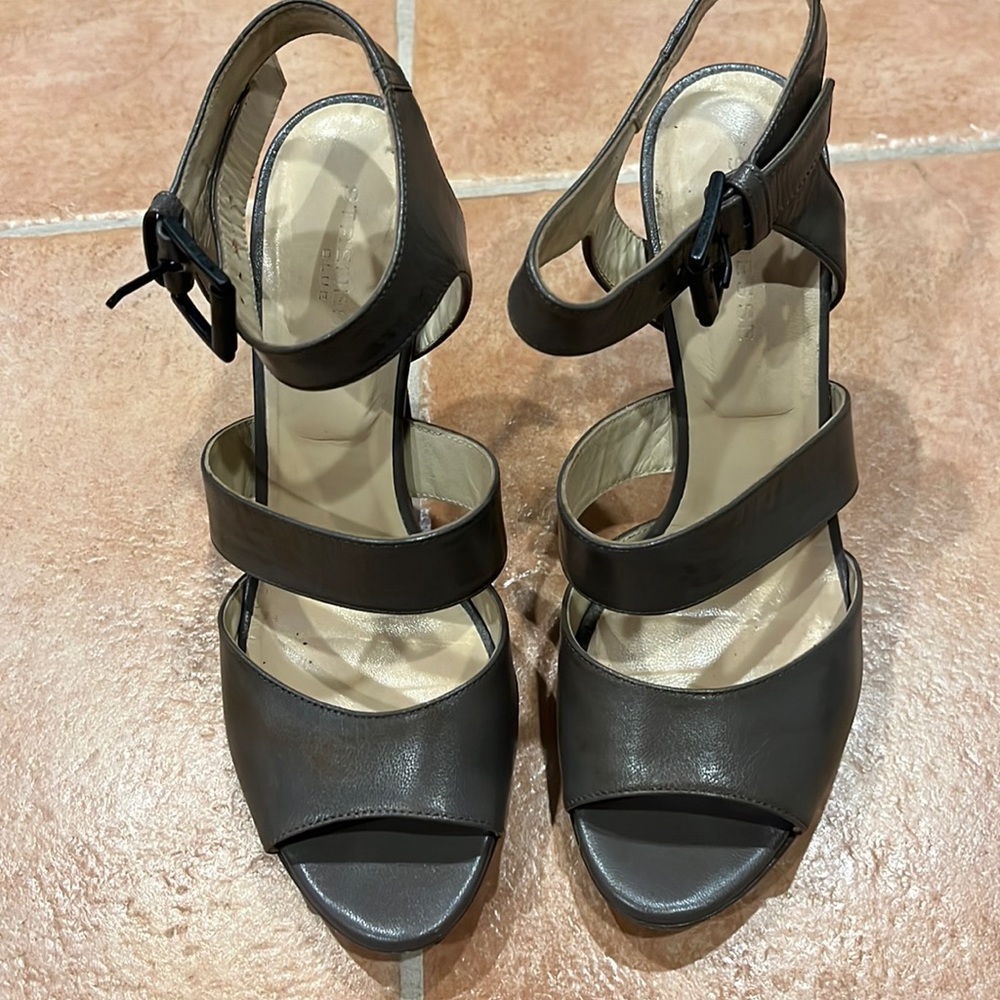 Strenesse pumps distressed gray sandal wood heel